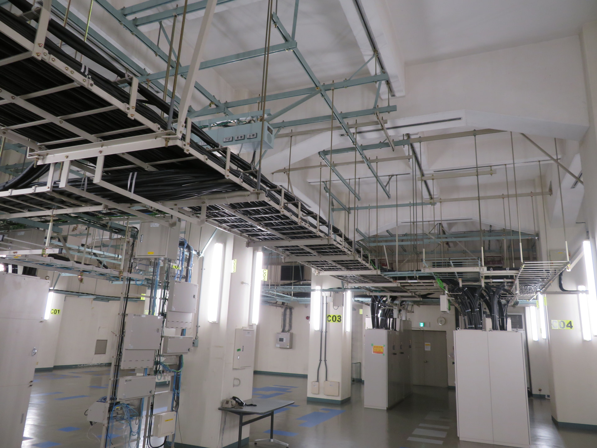 7-電気工事-水平ケーブルラックへの電力線配線状況[1]