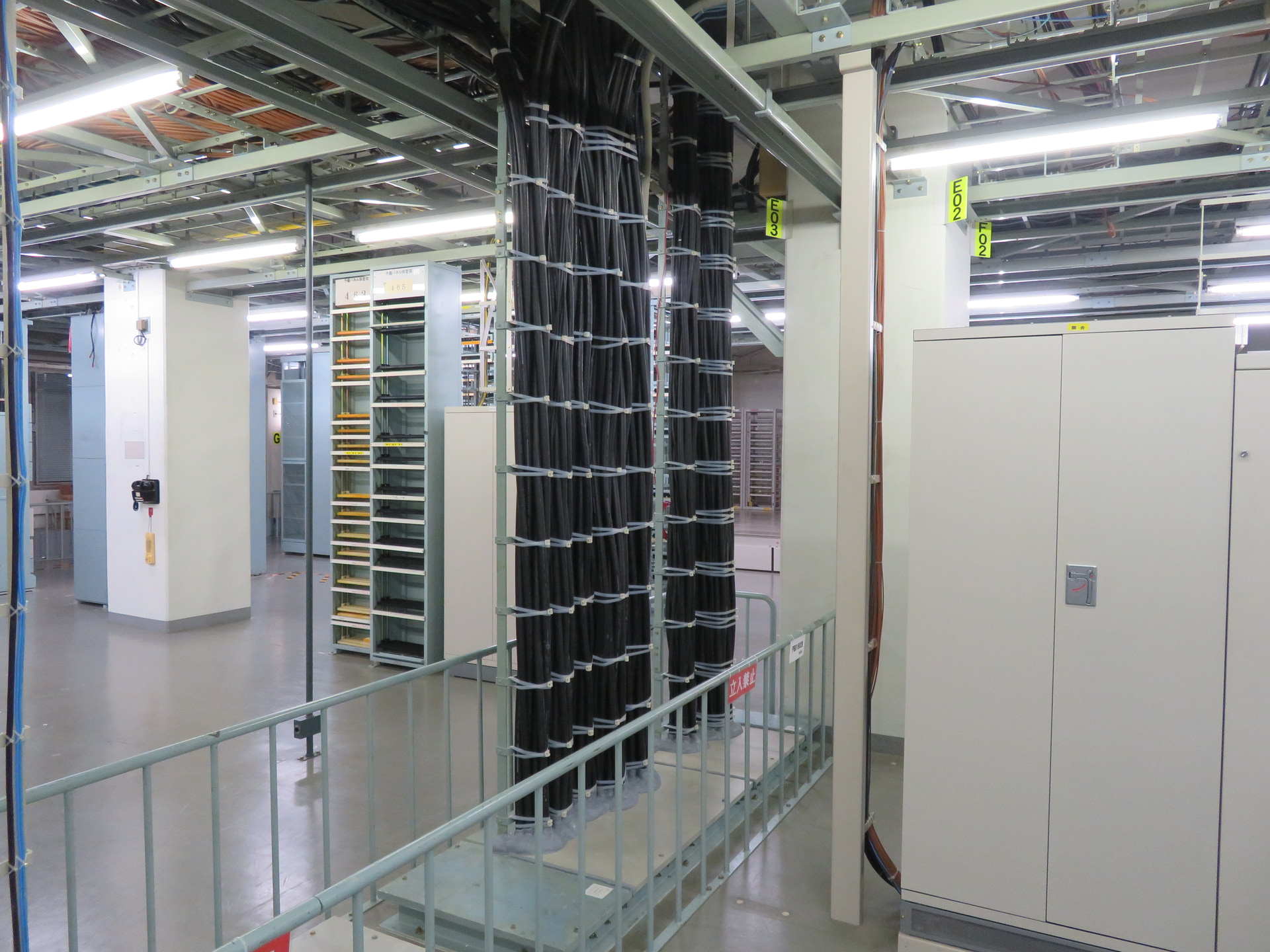 3-電気工事-垂直ケーブルラックへの電力線ほう縛状況[1]